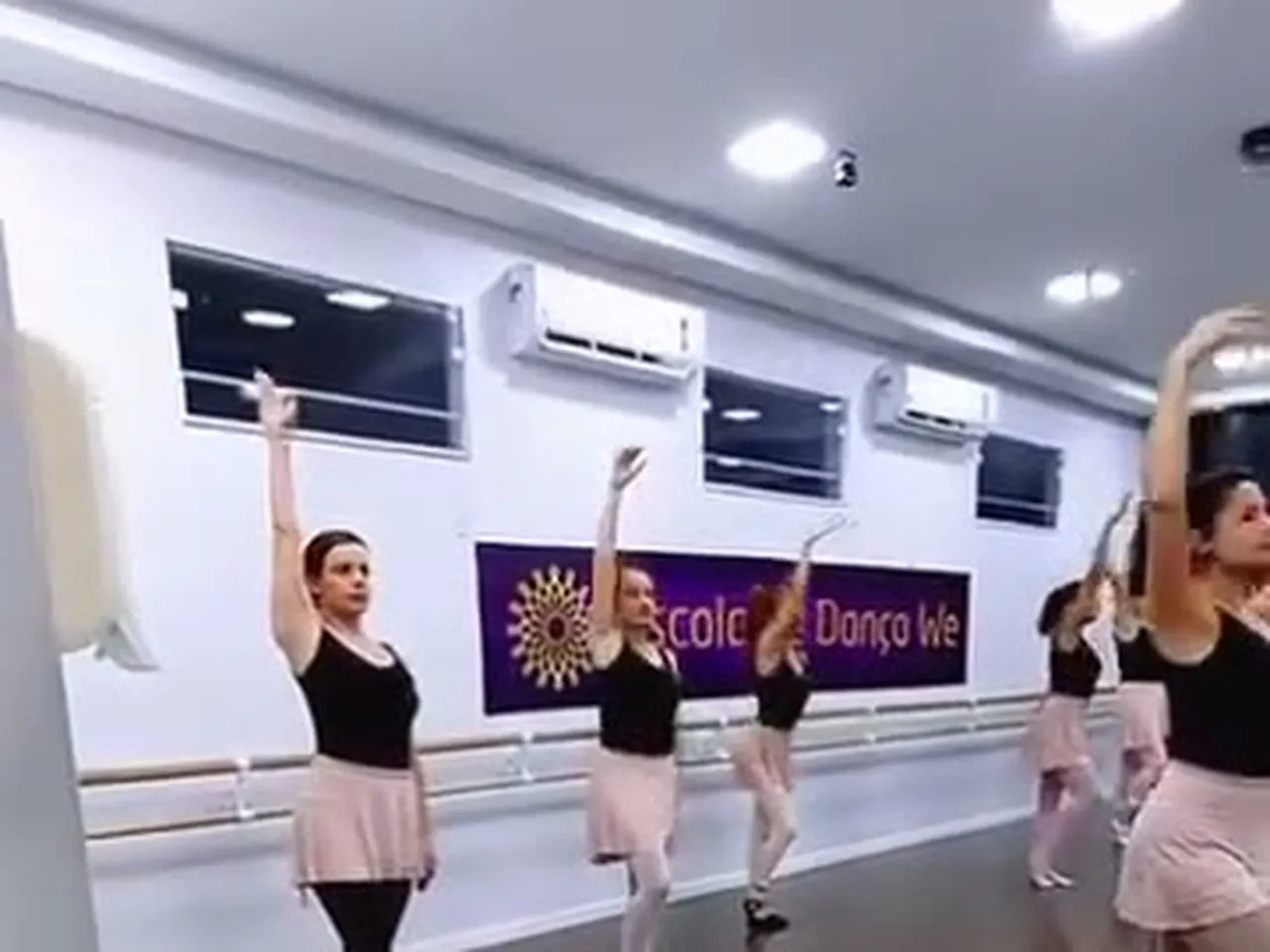 Aula de Jazz na Escola de Dança We, em Guarulhos