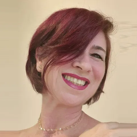 Marci Elvira sorrindo