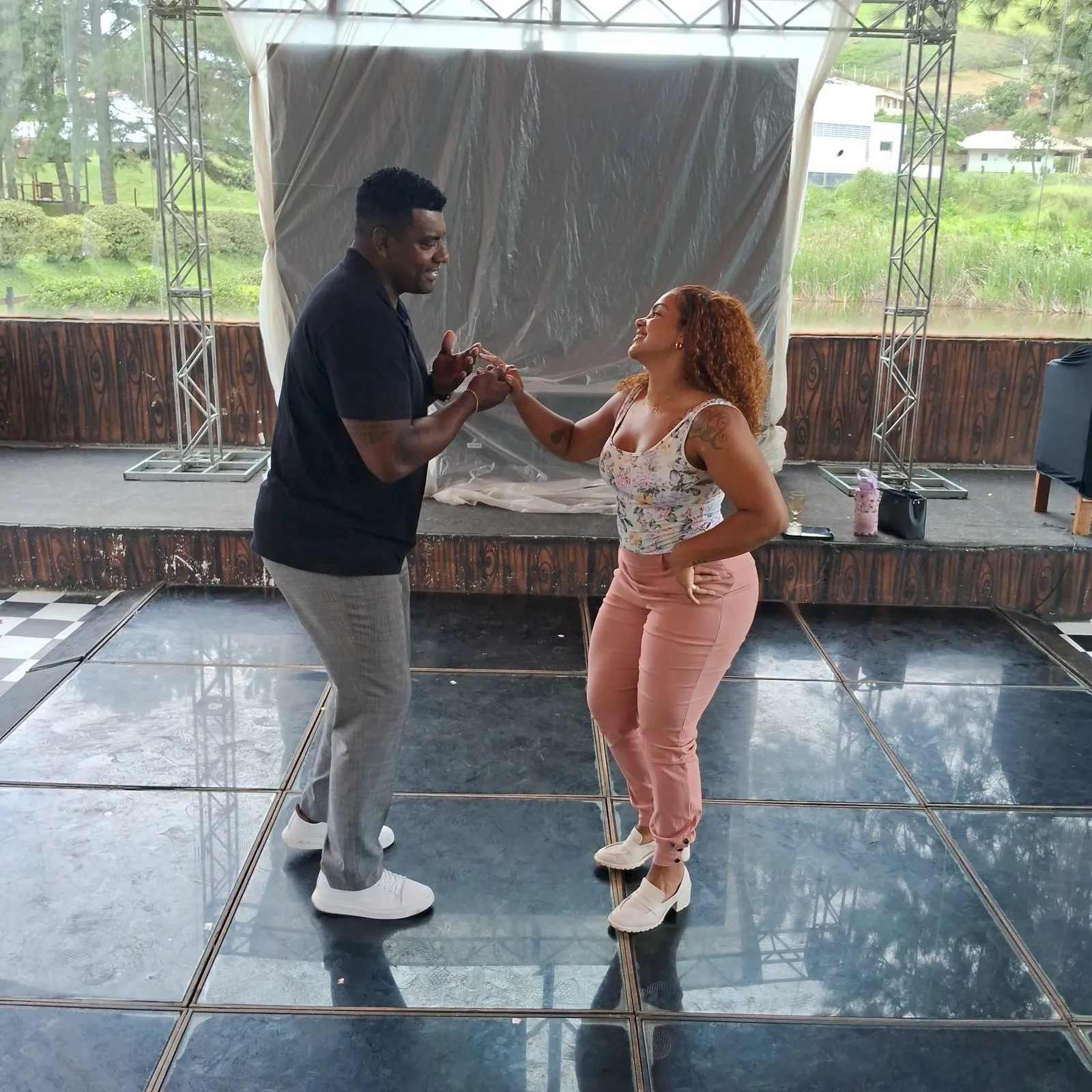 Casal dançando a primeira dança do casamento, preparada pela Escola de Dança We em Guarulhos