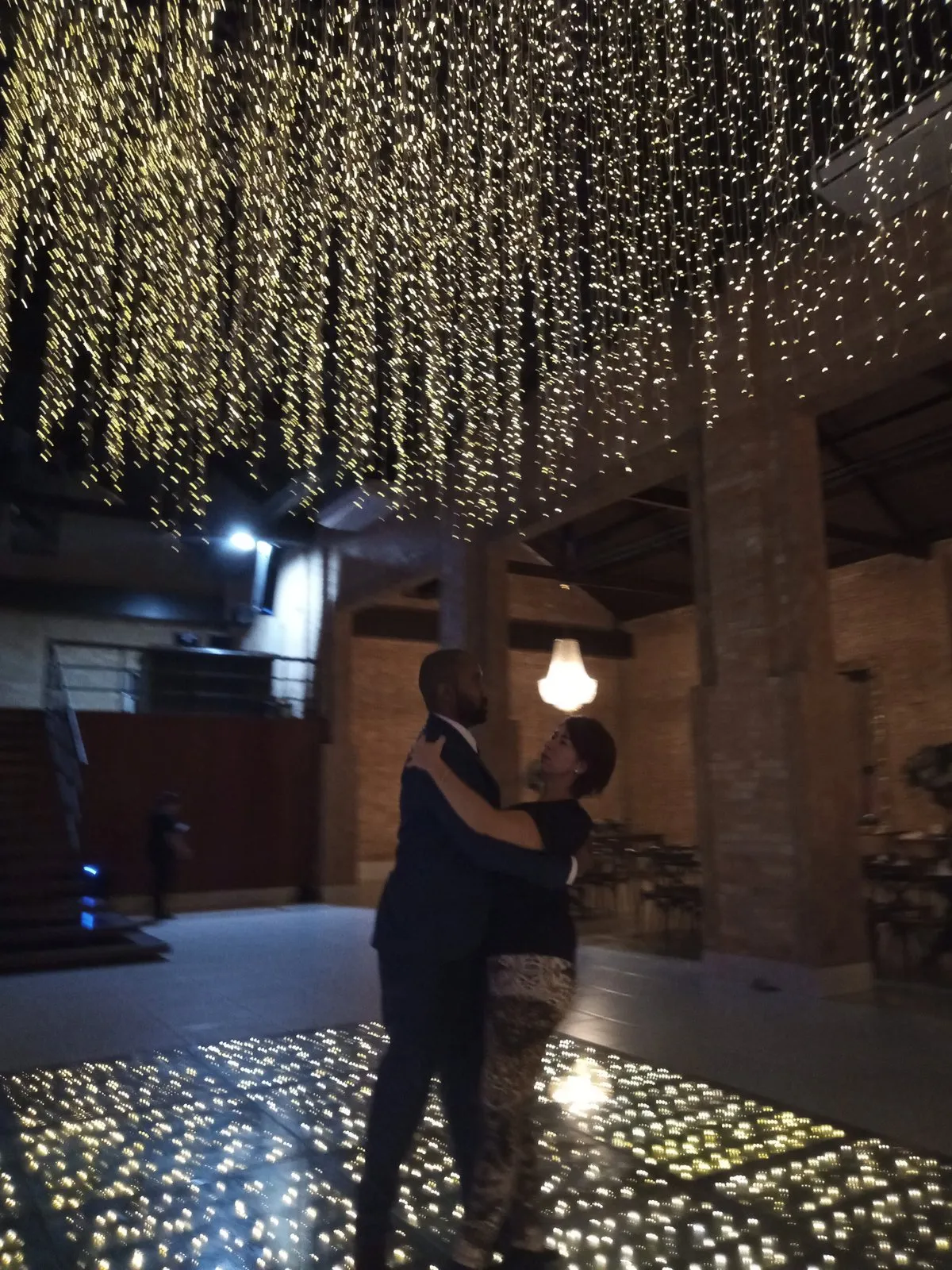 Casal dançando a primeira dança do casamento, preparada pela Escola de Dança We em Guarulhos